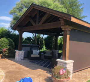Outdoor living space screens by Buildometry - north Texas builder