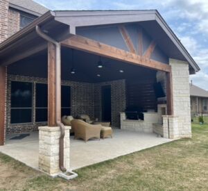 Outdoor living space screens by Buildometry - north Texas builder